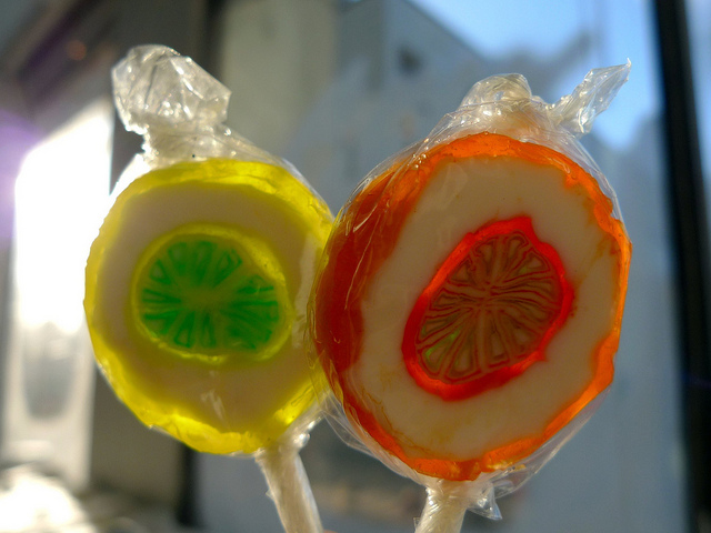 Fumarsäure in Lollipops - gelb und orange mit Limonengeschmack